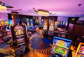 Filipino player spinning online slot reels on a mobile phone with apaldo